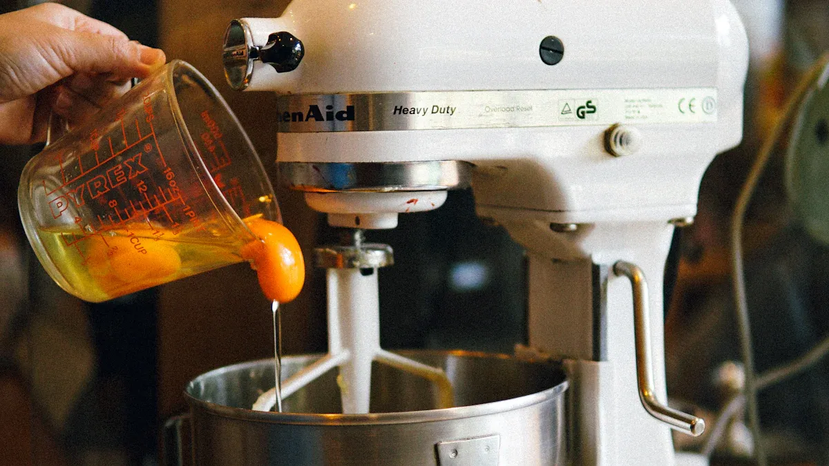 اختبار قاسي لخلاط قائم بقوة 1500 واط: ما مقدار العجين الذي يمكنك عجنه فعلاً دون تحميل زائد؟